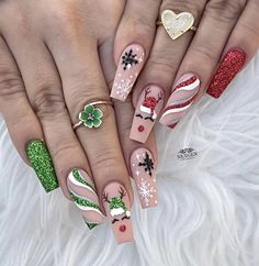 2023 Christmas Nails Simple, Christmas Nail Art Coffin, Christmas Nail Designs Long, Christmas Nail Art Designs Almond, Christmas Nail Coffin, Nails With Ornaments, Christmas Nails Nail Art, Red Christmas Nails 2022, Christmas Nails Coffin Shape