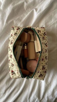 Makeup Bag Essentials, 사진 촬영 포즈, روتين العناية بالبشرة, Essential Bag, Makeup Essentials, Makeup Skin Care