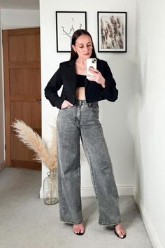 21 Stylish Wide-Leg Jeans Outfits You'll Want to Copy ASAP Wide Leg Jean Pants Outfit, Casual Lunch Outfit, Oversized Cardigan Outfit, Loose Jeans Outfit, Jeans Pants Outfit