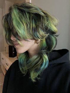 Brown Hair Color Blocking, Unique Hair Color Combos, Cool Hair Colors For Short Hair, Hair With Tips Dyed, Dyed Hair Multicolor, Layered Dyed Hair, Pigeon Hair Dye, Jellyfish Haircut Wavy, Hair Due Ideas