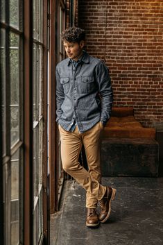 Our Axe Denit® Chino is the perfect fusion of vintage style and unrivaled comfort. The design was inspired by vintage pieces and builds upon the timeless style of classic chinos. The versatile Axe Chino made with the revolutionary Denit® stretch fabric seamlessly transitions from lounging at home to conquering the office, ensuring both comfort and style effortlessly blend into your day. • 71% COTTON / 21% POLYESTER / 8% POLYURETHANE Modern Casual Mens Fashion, Professor Look Mens Fashion, California Style Outfits Men, Styling Chinos For Men, Lounge Outfit Men, Chino Pants Men Outfits Smart Casual, Mens Heritage Style, Men’s Chinos, Dark Khaki Pants Outfit Men