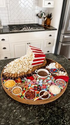 Movie Night Snack Board, Popcorn Candy Bar, Snack Board Ideas, Movie Night Food, Popcorn Candy, Outdoor Movie Night, Movie Night Snacks, Sleepover Food, Popcorn Bar