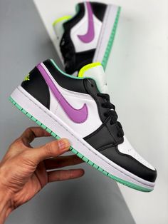 Air Jordan 1 Low GS White/Black-Green Glow Walk the talk and make a statement with our top-quality Sneakers. Shop now and step up your shoe game! Please carefully choosing the size number according the size chart as we CAN NOT offer return or refund if you choose a wrong size.The product need 3-5 business days to check the quality before shipping.Our High Quality Shoes models are various, please contact to our support to ask for the model you need.Because each device displays a different color. Therefore, the actual color of the item may not be 100% the same as the [...] Air Jordan Travis Scott, Jordan 1 Iridescent, Jordan Travis Scott, Jordan 1 Milan, Air Jordan 1 Dior, Air Jordan 1 Fearless, Jordan 1 Dior, Jordan 1 Fearless, Air Jordan 1 Chicago