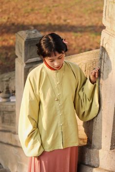 A daily Ming Dynasty shirt best suited for those chilly spring and autumn days, the Egg Yolk 熟蛋 Ming Dynasty Shirt is made from a thicker, denser fabric as compared to typical cotton summer hanfu. Contrasting collar that can be flipped down for a pop of color, or left flipped up for a sophisticated look. Choose from two classic sleeve styles: Pipaxiu 琵琶袖 or Gongdaixiu 弓袋袖. The Pipaxiu 琵琶袖 (lute sleeves) are a refining characteristic of Ming clothing and create a dignified aura, all while remaini Modernized Japanese Clothing, Adjusting Sleeve Pose, Humid Day Outfit Summer, Hanfu Ming Dynasty, Japanese Fashion Aesthetic, Lao Fashion, Ming Hanfu, Ming Dynasty Clothing, Neo Chinese Style