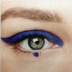 Blue Grafik Eyeliner, Eyeliner Tips, Winged Liner, Make Up Looks, Blue Makeup, Editorial Makeup