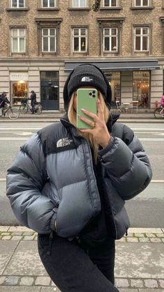 Lunch Dresses, North Face Hat, North Face Outfits, Puffer Jacket Outfit, Beanie Outfit, North Face Puffer Jacket, Skandinavian Fashion, Beige Outfit