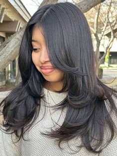 Explore the latest trends in medium haircuts for 2024. From layered styles to face-framing bangs, find inspiration for your medium-length hair with these 15 stylish ideas. Whether you prefer curly, straight, or wavy hair, discover how to style your medium hair for a fresh, trendy look. Get ready to embrace a new, fashionable you! Long Layers With Face Framing Pieces Medium Hair, Long Layers Haircut Medium Length, Face Framing Layers Long Hair Straight, Black Hair With Layers, Round Haircuts, Butterfly Hair Cut, Dunner Wordend Haar, Layered Haircuts For Medium Hair, Hairstyles For Layered Hair