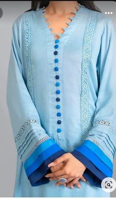 Ladies Neck Designs, Plain Dress Designs, Kurti Neck Design, Dress Designing Ideas, Stylish Kurtis Design, Kurti Sleeves Design, Beautiful Neck, Dress Designing, New Kurti