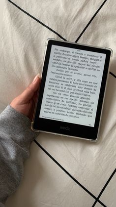 Reading The Hero of Ages by Brandon Sanderson in my Kindle Paperwhite 🤍 #brandonsanderson #thecosmere #cosmere #nacidosdelabruma #kindle #kindlepaperwhite #kindlegirlie #goodreads Reading Kindle Aesthetic, The Hero Of Ages, Hero Of Ages, Kindle Bookstagram, Kindle Girlie, Princess Sarah, Kindle Aesthetic, Tech Aesthetic, Reading Aesthetic