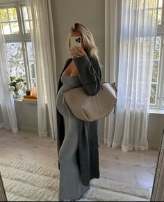 Casual Dinner Outfit Pregnant, Pregnant Concert Outfit Winter, Pregnant Women Outfits Casual, What To Wear When Your Pregnant, Maternity Plane Outfit, Long Dress With Uggs, Winter Fashion Pregnant, How To Dress While Pregnant, Pregnant Girl Outfits