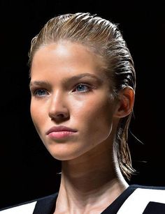 Wet Hair Look, Wet Look Hair, Split Ends Hair, Look Festival, Editorial Hair, Split Hair, Slicked Back Hair, Slick Hairstyles, Hair Back