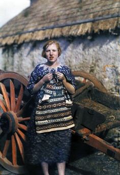 This photo was taken in the 20's. Look at that Fair Isle. Breathtaking! Motif Fair Isle, National Geographic Photographers, Vintage Foto's, Irish Women, Knit Art, Irish History, European Women, Emerald Isle