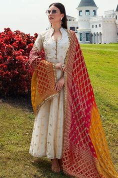 41 Smashing Karva Chauth Outfit Ideas: Trendy and Traditional Benarasi Dupatta, Orang India, Designer Salwar Kameez, Silk Design, Nikkah Dress, Kameez Designs, Silk Kurti, Bridal Applique