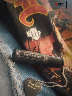 Un homenaje al héroe del propio Hawkins, Eddie Munson del mundo de Stranger Things. Esta es una fragancia que huele a ron de laurel, metal, pino, pachulí y cigarrillos fríos (humo, tabaco y fuego). Es una fragancia diseñada para los fanáticos valientes y orgullosos del mundo, listos para dejar su huella y encontrar su coraje.

 Este perfume está inspirado en el personaje de Eddie Munson, interpretado por Joseph Quinn, en la serie de Netflix Stranger Things. Metalhead Boy, Perfume Roller, Bay Rum, Penny Dreadful, Joseph Quinn, Eddie Munson, Fantasy Horror, Cuticle Oil, You Want Me