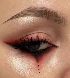 Spooky Simple Makeup, Dark Look Makeup, Vampire Eyeliner Looks, Red Smokey Makeup, Goth Soft Makeup, Gothic Makeup Halloween, Clown Makeup Eyeliner, Black Eyeliner Halloween Makeup, Dark Red Smokey Eye Makeup