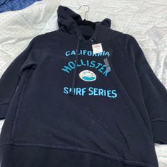 Nwt Hollister Sweatshirt Casual Hoodie For Outdoor, Navy Casual Hoodie With Pockets, Casual Blue Fleece Outerwear, Casual Fleece Hooded Top, Casual Blue Sweatshirt For Outdoor, Casual Blue Winter Sweatshirt, Casual Hooded Fleece Top, Casual Hoodie With Double-lined Hood, Casual Double-lined Hooded Top For Winter