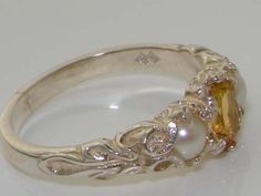 *Dieser Ring besteht aus 375 9K (9ct 9Kt) Weißgold mit echtem Halbedelstein Citrin und echter Süßwasserzuchtperle. *Citrin Gewicht: 0,5ct Wie alle meine Schmuckstücke wird auch dieser Ring in meiner eigenen Werkstatt gefertigt. BITTE GEBEN SIE BEI IHRER ZAHLUNG DIE GEWÜNSCHTE FINGERGRÖßE AN UND GEBEN SIE AUCH IHRE TELEFONNUMMER FÜR DEN LIEFERKURIER MIT AN. Ein ovaler Mittelschliff 6x4 mm (0,24" x 0,16") Wunderschöner goldener Citrin und zwei Süßwasserzuchtperlen ca 4mm (0,16") rund in dieser soliden 9K Weißgold Viktorianischen Stil Fassung. *Gesamthöhe 3mm, Breite 14mm, Länge 7mm Dies ist ein echter natürlicher Citrin Edelstein. Dieser bunte Citrin hebt sich wunderbar gegen das polierte Weißgold ab und kontrastiert mit dem Satin-Glanz der Perlen, der ein so elegantes Gesamtbild bietet. Der Pearl And Citrine Ring, Large Citrine Ring, Vintage Pearl Ring Engagement, Vintage Stone Rings, Wedding Ring With Pearls, Non Traditional Engagement Rings Vintage, Silver And Gold Wedding Rings, Carved Engagement Ring, White Gold Aesthetic