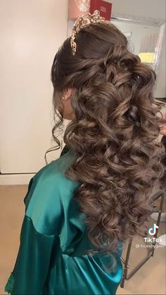 Quince Half Up Half Down, Quinceanera Hairstyles Without Crown, Silver Dama Dresses For Quince Off The Shoulder, Quinceanera Hairstyles All Down Curls, Quince Hair Medium Length, Long Quince Hairstyles, Quince Hairstyles With Crown Medium Hair, Middle Part Quince Hairstyles, Half Up Half Down Bun Quinceanera Hairstyles