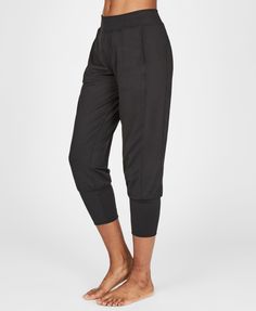 Our super soft yoga pants in a cropped style. Lightweight fabric is sweat-wicking and squat-proof. Relaxed fit with mid-rise waist . Fitted cuffs to hold the legs in place . Two side pockets. Inseam length: 24" / 61cm. Model wears size S and is 178cm/5'10" tall. Style Code: SB867BColour: Black Yoga Vinyasa, Yoga Trousers, Loose Fitting Pants, Womens Black Pants, Yoga Pants Outfit Aesthetic, Pants Outfit Casual, Gym Clothes Women, Yoga Pants Outfit, Yoga Capris