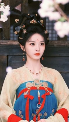 Drama Hairstyles, Ancient Outfits, Yanxi Palace, Chinese Movies, Tang Dynasty, Chinese Dramas, Movie Costumes, Third World