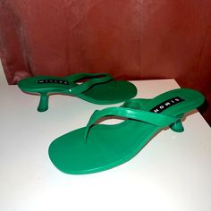 New Without Box Green Modern Sandals With Single Toe Strap, Modern Green Sandals With Single Toe Strap, Cushioned Toe Post Heels For Summer, Summer Toe Post Heels With Cushioned Footbed, Designer Green Sandals With Single Toe Strap, Chic Flip Flops With Cushioned Footbed And Toe Post, Chic Toe Post Flip Flops With Cushioned Footbed, Summer Toe Loop Sandals With Sculpted Heel, Spring Toe Post Flip Flops With Heel Loop