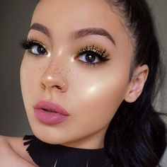 Foundation For Oily Skin, Faux Freckles, Trendy Makeup, Natural Eyes, Natural Eye Makeup, Makeup Goals, Pink Lips, Beautiful Makeup, Makeup Trends