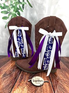 Elevate your game day look with our charming boot bows! Designed to add a touch of flair to your favorite pair of boots, these boot ribbons are perfect for showcasing your school spirit with style. Made from high-quality materials, these bows for boots are durable and easy to attach, allowing you to customize your footwear effortlessly. Whether you're heading to a sports game, a rally, or just strolling around campus, these game day boot bows will surely make you stand out from the crowd. Embrac Bow Boots, Trendy Boots, Sports Game, Cowboy Western, Boot Accessories, Western Cowboy Boots, School Colors, School Spirit, Western Boots