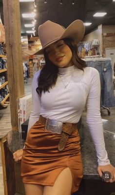 Cowboy Look For Women, Vaqueras Outfit Aesthetic, Boots And Dukes Outfit, Cowboys Outfits For Women, Brown Cowboy Hat Outfit, Mexican Baile Outfits, Red Vaquera Outfits, Fall Rodeo Outfit, Tejana Outfits Women