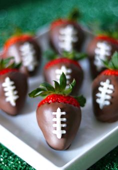 Super easy football party food ideas, perfect for a tailgate, a gameday watch party, or the Big Game! You'll want to pin all the easy football-themed snacks Cupcake Football, Easy Football Party Food, Football Party Food Ideas, Football Themed Snacks, Healthy Football, Football Party Snacks, Football Desserts, Superbowl Desserts