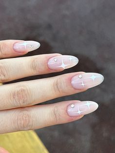 Simple Star Design Nails, White French Tip Nails With Star Design, White Nails With Star Designs, White Stars On Nails, Birthday Nails Stars, Neutral Star Nails, Nails With White Stars, Cute Star Nails, Stars On Nails