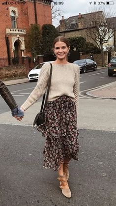 Floral Midi Skirt Outfit, Skirt Booties, Floral Skirt Outfits, Midi Skirt Fall, Maxi Skirt Fall, Skirt Outfit Fall, Rok Outfit, Millie Mackintosh, Booties Outfit