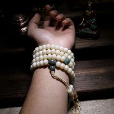 Type: 108 Mala BeadsMaterial: Bodhi SeedHand Braided RopeBeads: Green JadeProcess: Handmade ( Up to three days)Package: Eco envelop Natural Bodhi Seed Necklace After a while the necklace will darken(This is the necklace after one and two year) Olive Nut Beads