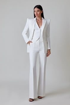 Eleganter Weißer Damen 3-Teiler Blazer, Weste, und Schlaghose Treten Sie ein in zeitlose Eleganz mit unserem sorgfältig gefertigten weißen 3-teiligen Anzug für Damen. Dieser Anzug eignet sich perfekt für Hochzeiten, Abschlussbälle, formelle Veranstaltungen oder im Büro und bietet einen raffinierten und polierten Look. Merkmale: Premium-Material: Hergestellt aus hochwertigem Stoff, ist dieser Anzug nicht nur stilvoll, sondern auch bequem und langlebig. Der Stoff bietet ein glattes und luxuriöses Prom Pant Suit, Prom Pants, Womens 3 Piece Suit, Estilo Kardashian, Dinner Party Outfits, Formal Office, Pantsuits For Women, Peak Lapel, Graduation Outfit