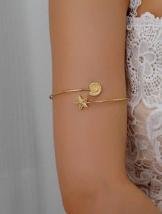 Details:Star, Butterfly Color:Gold Gender:Women Type:Arm Cuff Magnetic:No Material:Iron 🌟 PRODUCT DETAILS: ✅ Introducing our Starfish Shell Upper Arm Cuff, a stunning and modern accessory that brings a touch of the ocean to your style. This adjustable arm band, available in gold , features a charming starfish shell design that complements beach-inspired looks and casual outfits. ✅ Chic Starfish Shell Design: Adorn your upper arm with this stylish cuff bracelet, featuring a unique starfish shell Summer Gift Cuff Bracelet Bangle, Summer Gift Cuff Bangle Bracelet, Gold Cuff Bracelet For Summer, Summer Cuff Bangle Bracelet, Trendy Summer Star-shaped Jewelry, Conch Shell Decor, Gold Arm Cuff, Upper Arm Cuffs, Arm Bracelet