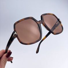 Tom Ford Ft0992 Delphine 52e Sunglasses Havana Brown Oversized Women Brand: Tom Ford Model: Ft0992 Delphine Color Code: 52e Gender: Women Year: 2022 Frame Colour: Havana Frame Shape: Oversized Frame Style: Full Rim Frame Material: Acetate Lens Color: Brown Lens Material: Pantographed Plastic Uv Protection: Category 2 Size: 60x20x135 100% Uv Protection Made In Italy. Full Retail Package With All Accessories: Case, Cloth And All Paperwork. 100% Authentic! " Designer Brown Sunglasses For Summer, Formal Brown Acetate Sunglasses, Luxury Brown Acetate Sunglasses, Chic Brown Acetate Sunglasses, Luxury Brown Sunglasses For Beach, Formal Brown Sunglasses, Brown Sunglasses With Uva Protection, Trendy Tan Sunglasses With Gradient Lenses, Ford Accessories