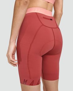 Pantalón corto de tránsito para mujer MAAP - Canela
Cuando la moda y la funcionalidad chocan, conoce el nuevo pantalón corto Transit para mujer. Construido from un tejido elástico en 4 direcciones con una suave estructura de microfibra entrelazada para conservar la forma y la elasticidad. Las costuras planas y el diseño de pierna de un solo panel brindan un acabado suave contra la piel para una máxima comodidad. Diseñado anatómicamente para mujeres y con una gamuza específica para mujeres de den Yoga Sportswear, Cycling Apparel, Sportswear Fashion, Clothing Details, Cycling Women, 4 Way Stretch Fabric, Leg Design, Cycling Outfit, Black & White