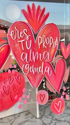 there is a sign that says i love you in spanish