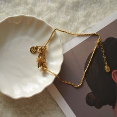 Detail Material: gold-plated brass, baroque pearls Length: 37cm - 42.5cm Weight: 23.9g Pearl Choker, Pearl Chain, Baroque Pearls, Chain Styles, Choker, Gold Necklace, Plating, Brass, Shower