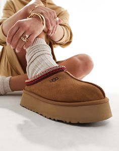 Slippers by UGG Good things come in pairs Pull tab for easy entry Braided cuff Signature UGG branding Round toe Platform sole Ugg Tazz Platform, Cute Uggs, Ugg Tazz, Tie Maxi Dress, Ugg Tasman, Platform Mules, Women's Spurs, Platform Slippers, Womens Loungewear