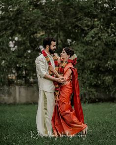 Wedding Couple Poses Indian, Morning Wedding Photography, Kerala Engagement Photography, Tamil Wedding Couple Poses, Marrage Pic Tamil, Kerala Wedding Family Photos, Tamil Wedding Photography Couples, Maharashtra Wedding Couple Pose