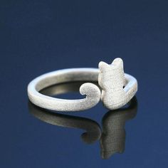 Acompáñenos contra la crueldad animal usando este hermoso anillo ajustable para concienciar sobre el abuso de gatos. Envía un mensaje a todos los que te rodean de que no se tolerará la crueldad animal. 

 Una parte de los ingresos de la compra de este artículo se dona para ayudar a Greater Good, una organización sin fines de lucro, a rescatar y cuidar a los gatos. 

 Chapado en plata, talla única (tallas de anillo 5-11).

  ¡Considere pedir uno de estos anillos para un amigo o familiar que se oponga a la crueldad hacia los animales!

 NUESTRA PROMESA DE 5 PUNTOS AL CLIENTE

 1. Garantía de devolución de dinero de 30 días
 2. Número de seguimiento de cada pedido
 3. Pagos seguros a través de Stripe® y Paypal®
 4. Personas reales en nuestros servicios de asistencia técnica en Internet
 5. E Adjustable Cat Design Rings, Adjustable Cat Design Ring As Gift, Cat Ring, Greater Good, Nonprofit Organization, Ring Sizes, Beautiful Cat, For Cats, Adjustable Ring