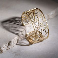 20K Sagrada Labyrinth Diamond Cuff Bracelet - Coomi Handmade Bangle Bracelets, Bangle Diamond, Unique Wedding Jewelry, Chain Ring Gold, Stone Jewellery Designs, Diamond Cuff Bracelet, Extraordinary Jewelry, Gold Bangle Set, Gold Jewelry Stores