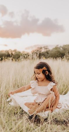 Kids Spring Pictures, Toddler Girl Photoshooting, Toddler Girl Photoshooting Ideas, Toddler Outdoor Photoshoot, Toddler Wardrobe, Boho Photos, Green Soul, Boho Photoshoot