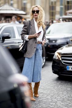 9aa42b31882ec039965f3c4923ce901bdesc42941315ri Short Cuir, Paris Street Style Spring, Denim On Denim, Looks Street Style, Street Style Chic, Inspired Outfits