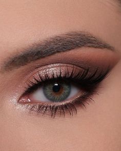 Create an account or log in to Instagram - Share what you're into with the people who get you. Glam Eye Makeup, New Year's Makeup, New Years Eve Makeup, Prom Eye Makeup, Glitter Eye Makeup, Makijaż Smokey Eye, Braut Make-up, Smokey Eyes