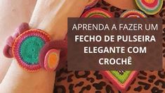 a woman wearing a crochet bracelet with the words, apprenda fazer um fecho de pulseria elegante com croche