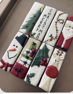 christmas crackers are arranged in the shape of snowmen