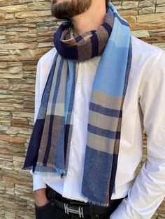 Beautiful men's scarf in 100% woven wool Elegant for men of all ages - Possibilities to wear it in different styles to match with everyday clothes or dressed up on a nice coat, suits .... 100% Wool - One size - 70x195 cm Everyday Clothes, Men's Scarf, Mens Scarves, Wool Scarf, Different Styles, Porter, The 100, Dress Up, France