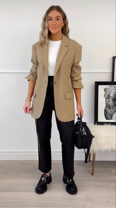 Stylish Office Outfits, Outfits For The Office, Outfit Ideas Dress, Office Outfit Ideas, Modern Workspace, Trendy Office, Stylish Office, Office Outfit, Fashion Mistakes