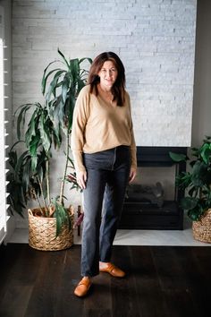 StyleDahlia wearing J.Crew Cashmere Boyfriend Sweater, AGOLDE black jeans and rag & bone shoes. #styledahlia #blackjeans #sweaterweather #winterstyle #clogs #casualstyle Boyfriend Jeans Outfit Winter, Boyfriend Jeans Outfit, Jeans Outfit Winter, Faded Black Jeans, Boyfriend Sweater